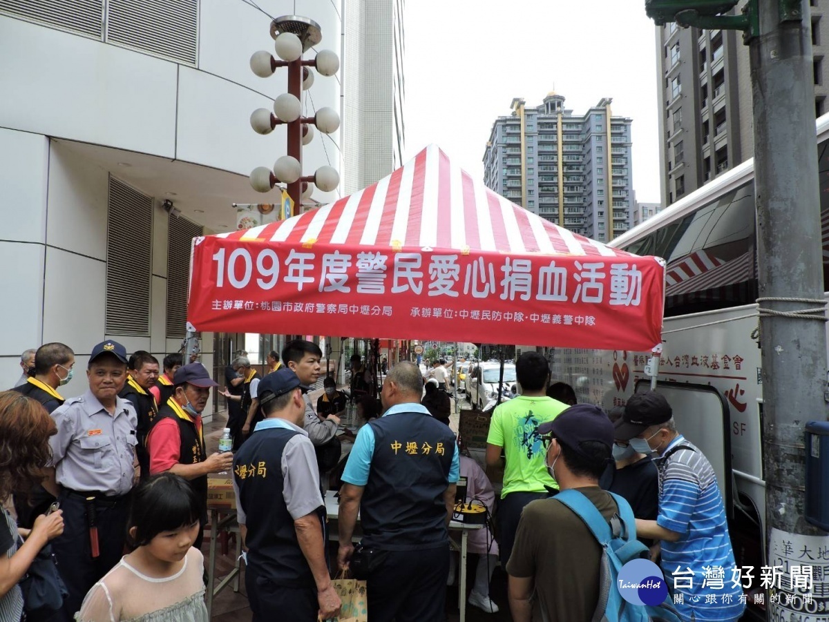 中壢分局同中壢民防、義警中隊,在中壢SOGO百貨旁,聯合辦理警民愛心捐血活動。