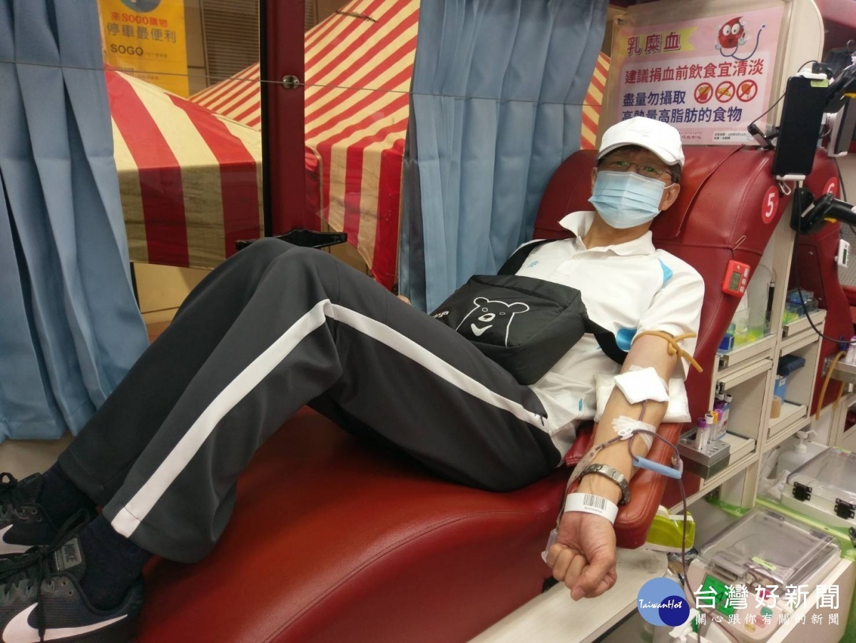 中壢分局同中壢民防、義警中隊,在中壢SOGO百貨旁,聯合辦理警民愛心捐血活動。