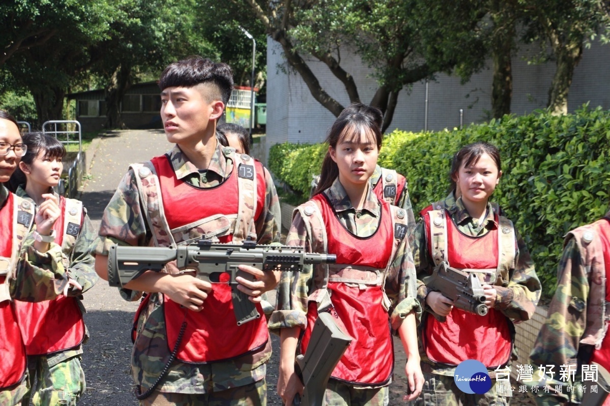 大華中學成年禮系列活動,面對體能挑戰與溝通合作,學習團隊運作解決問題的能力。