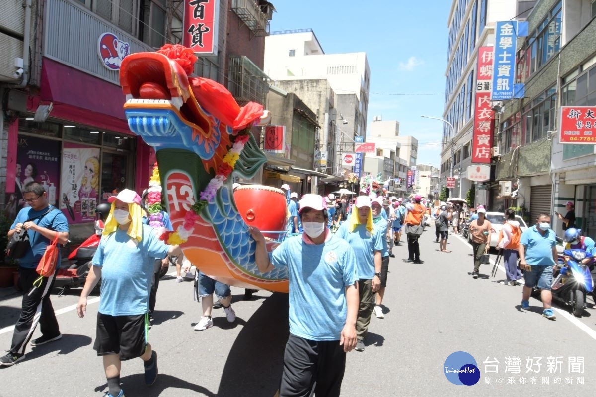 龍王祭典後的龍舟踩街，精彩熱鬧。