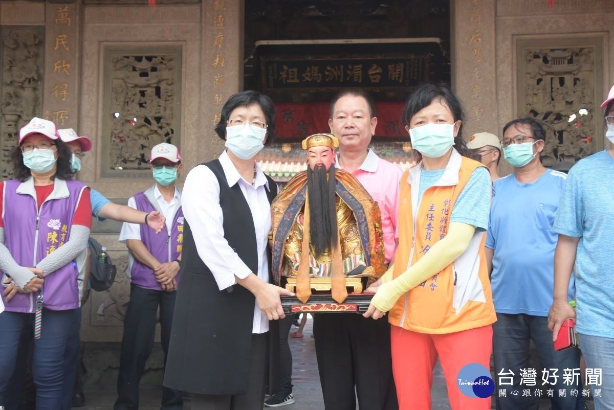 龍王祭典,由縣長王惠美、彰化縣龍舟競賽主任委員涂淑媚恭迎水仙尊王。