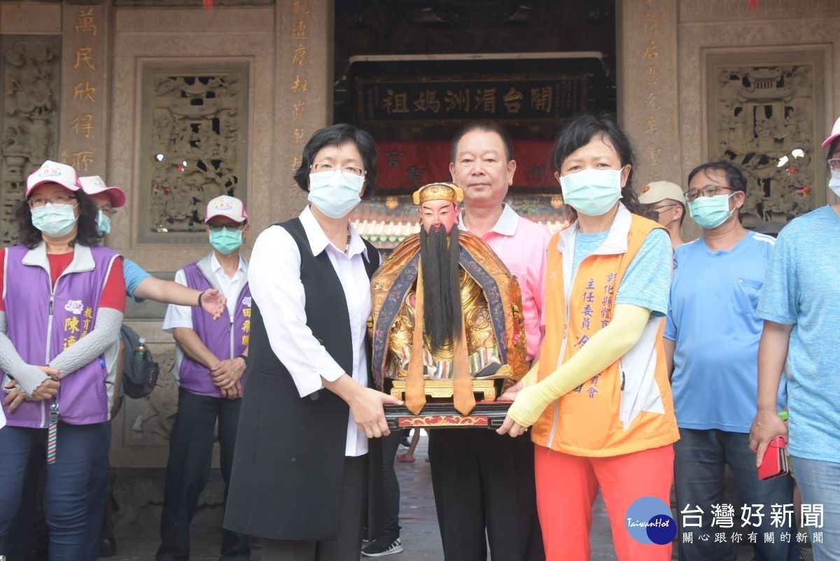 龍王祭典，由縣長王惠美、彰化縣龍舟競賽主任委員涂淑媚恭迎水仙尊王。