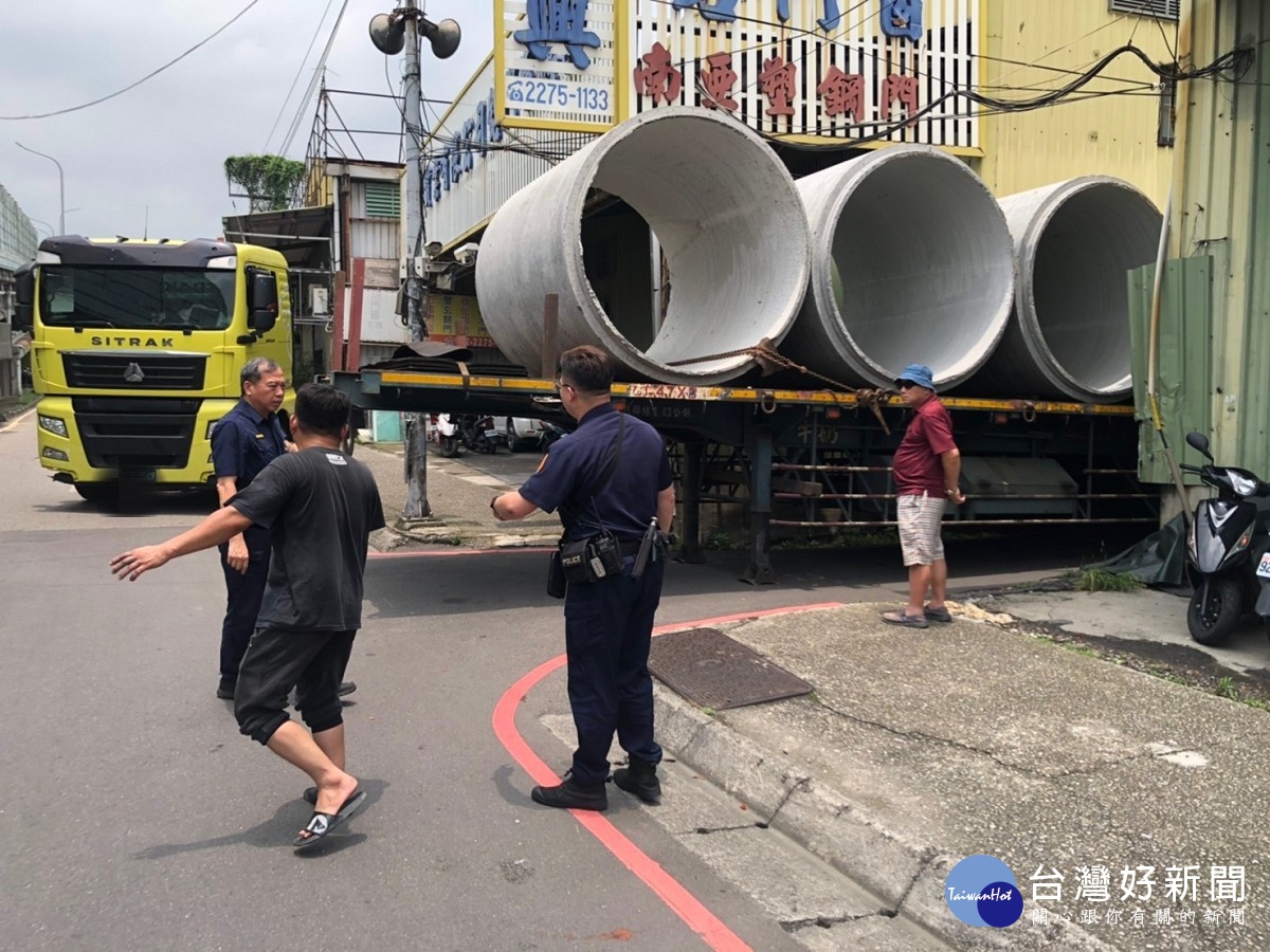 拖板車卡窄巷　板警急封路救援 台灣好新聞 第2張