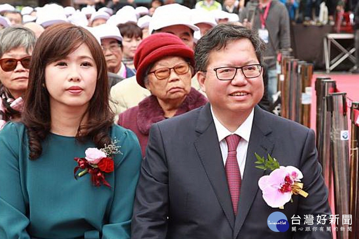 桃園市長鄭文燦連任就典禮,母親鄭邱碧回(後坐者)到場參加。