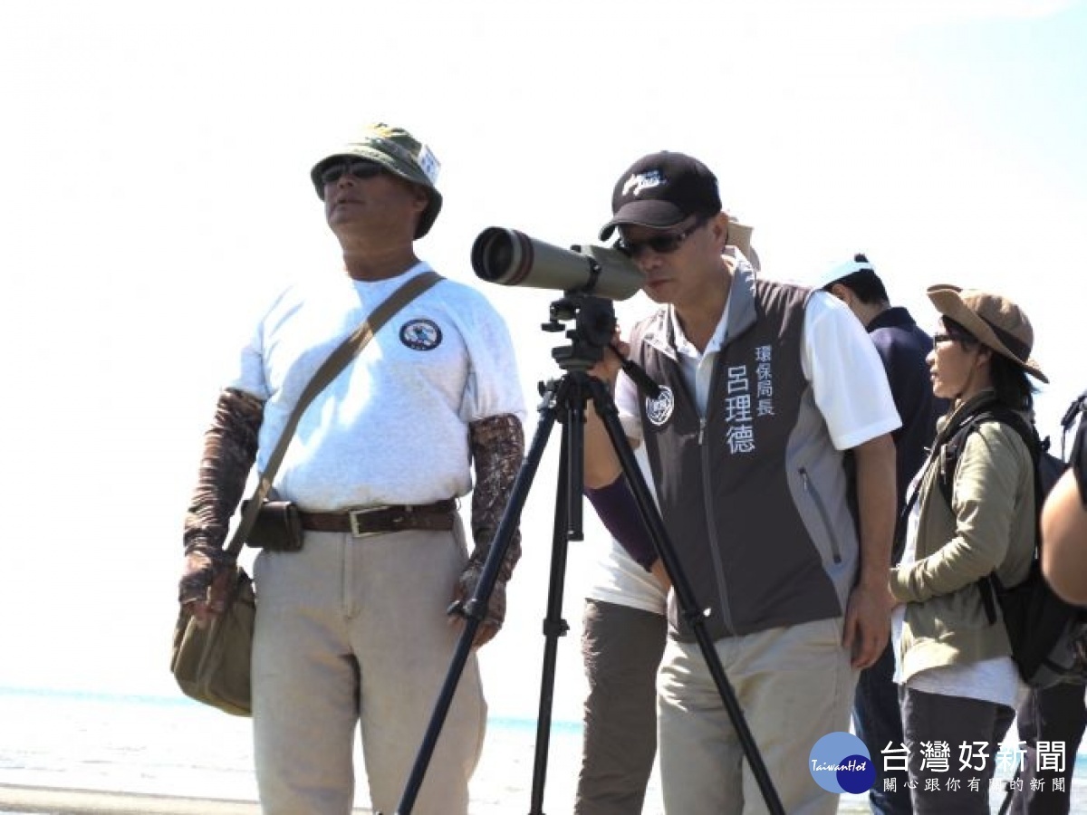 環保局長呂理德觀測水鳥濕地樂園。