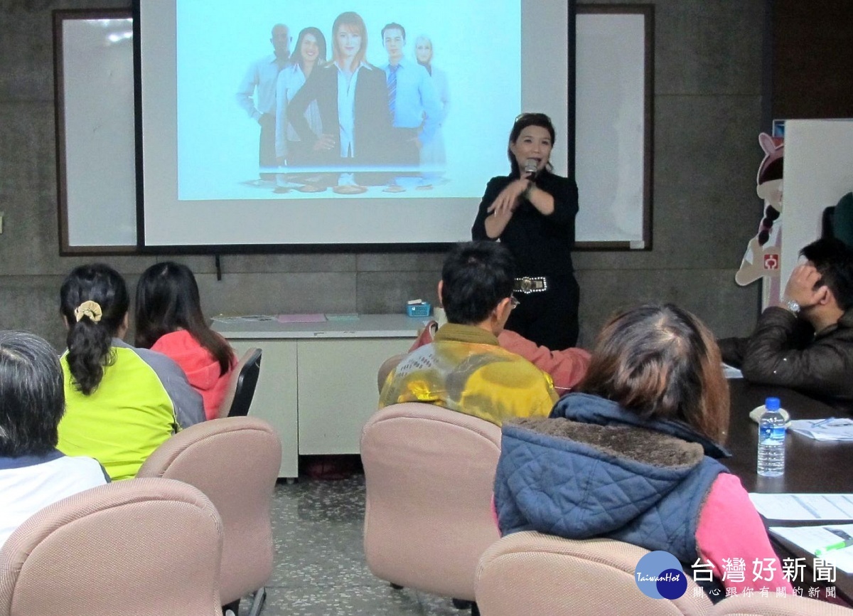 虎尾就業中心體恤求職民眾隻身面試的緊張與擔憂,2日起揪團面試,安排就業服務人員依「陪同面試時刻表」陪同求職者前往面試。