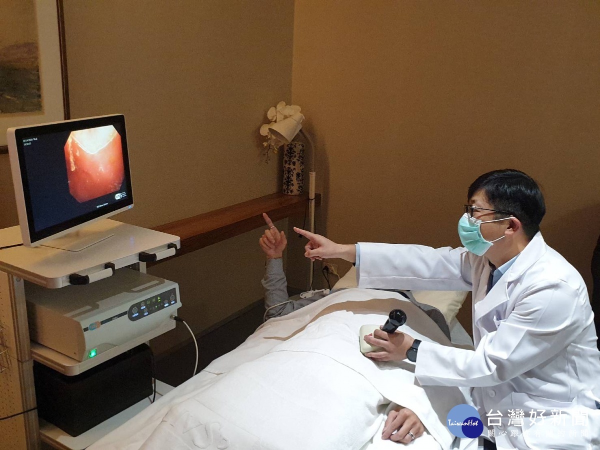 林暘朝醫師在喜悅健康診所為民眾進行磁控上消化道內視鏡檢查。