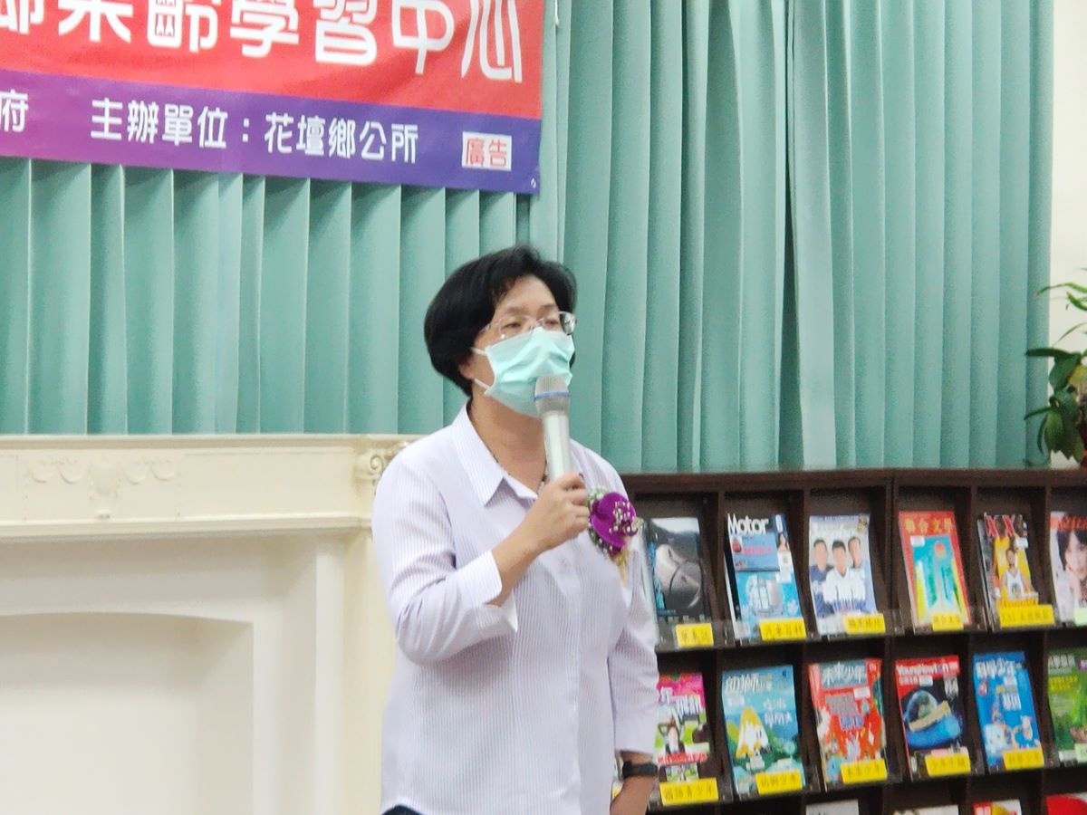 花壇鄉樂齡學習中心在花壇圖書館揭牌,縣長王惠美致詞鼓勵。圖/記者鄧富珍攝