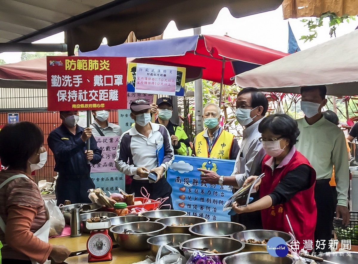 南投縣衛生局籲請熟食攤位食物應覆蓋。（南投縣衛生局提供）