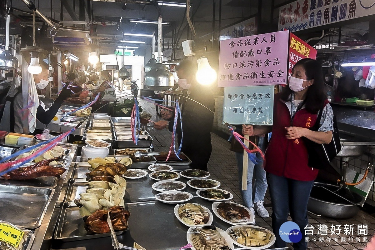 宣導請從業人員戴口罩。(南投縣衛生局提供)