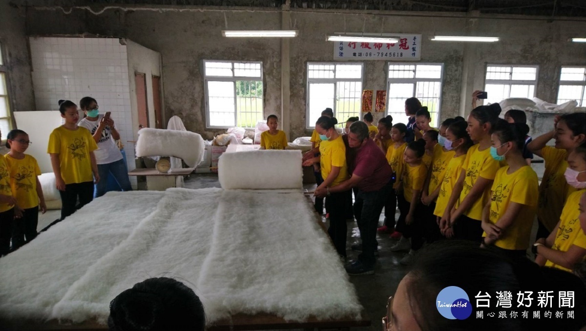 苓和學生介紹已失傳彈弓棉被製作與棉花生態,並在手工棉被廠體驗鋪棉等過程以及彩繪背包DIY。