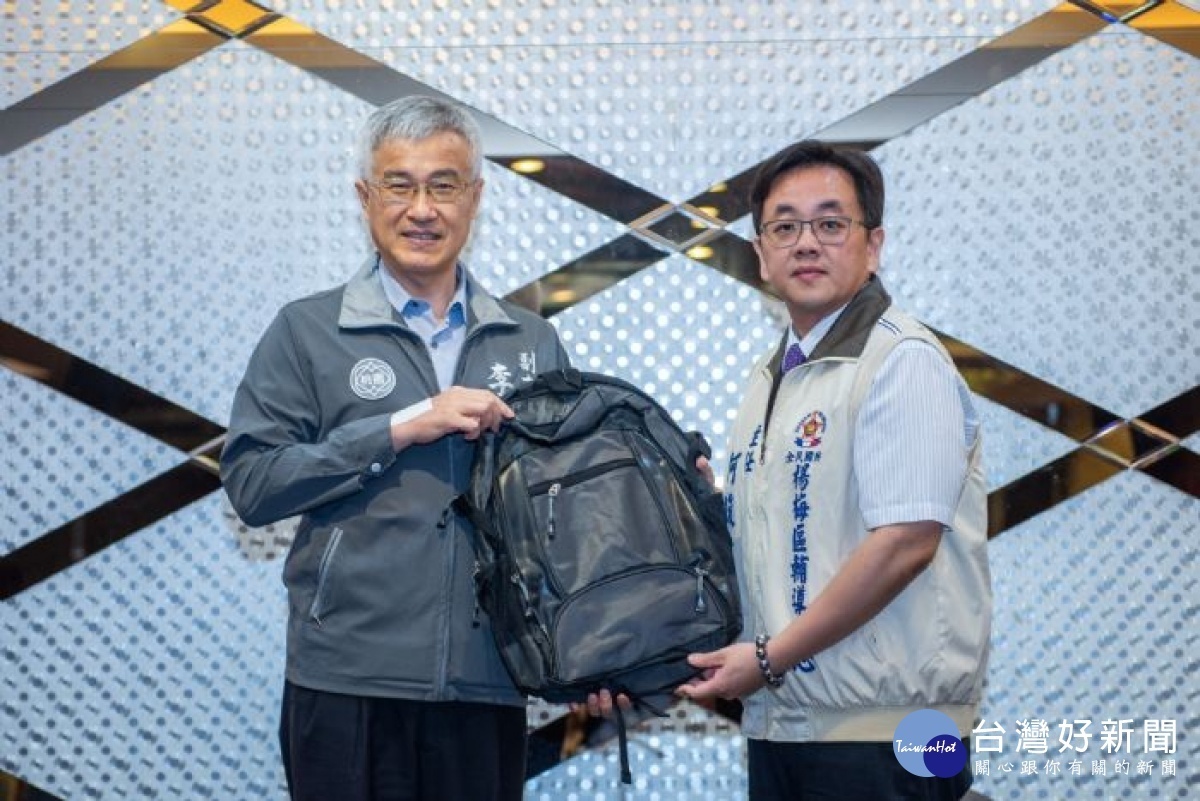 李副市長代表市政府致贈背包。