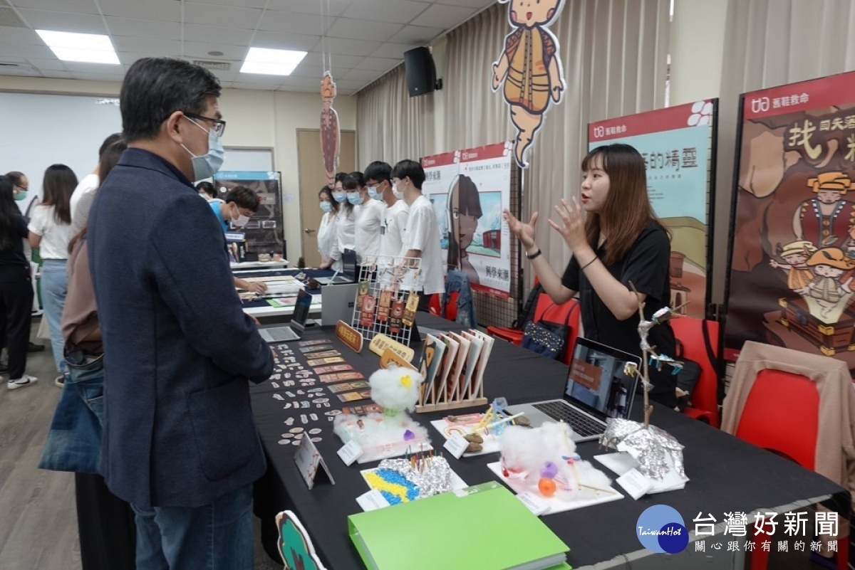 中原大學廣告行銷服務舉辦課程發表會,呈現為公益團體設計網頁、心測遊戲、實體活動等行銷服務