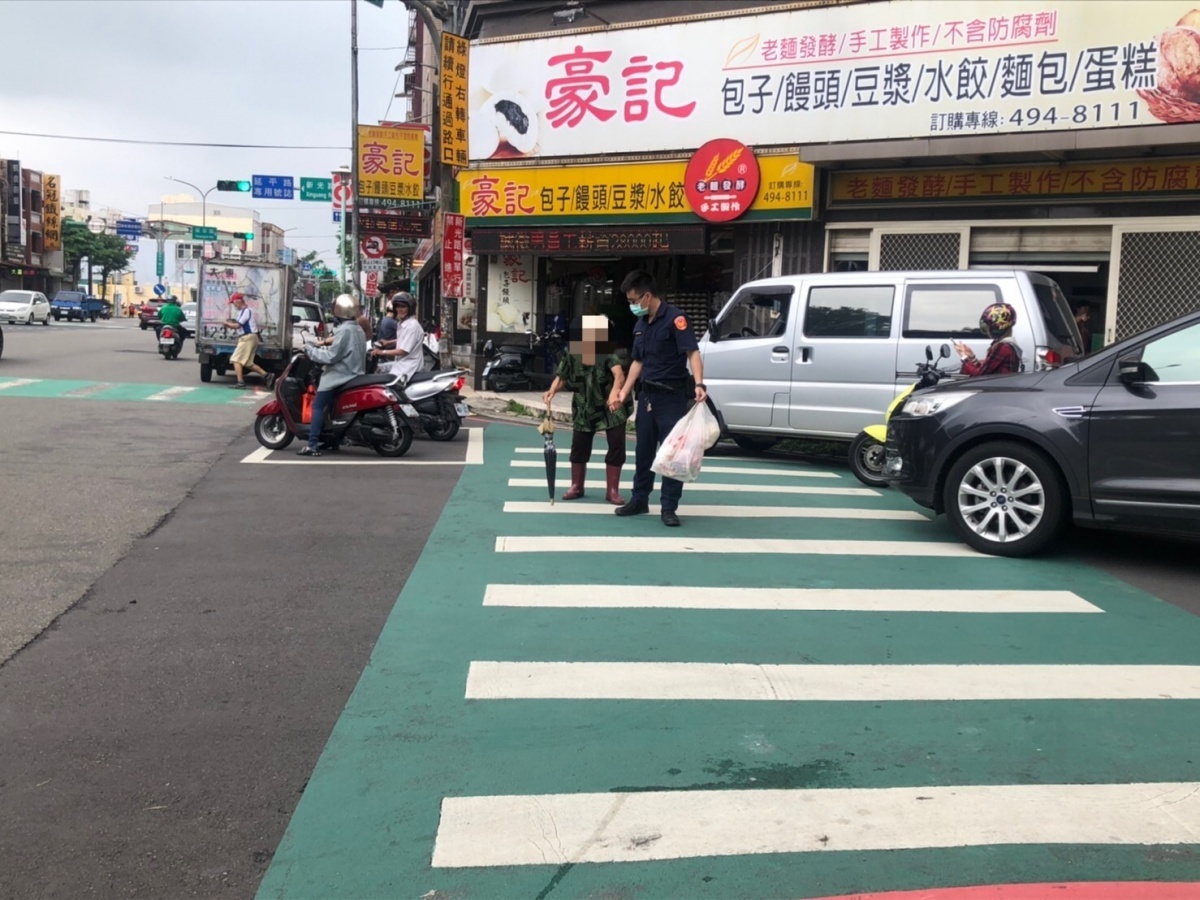 老婦疑因未吃早餐,導致血糖下降感到頭暈不適,所幸員警即時幫忙,這才結束一場虛驚。