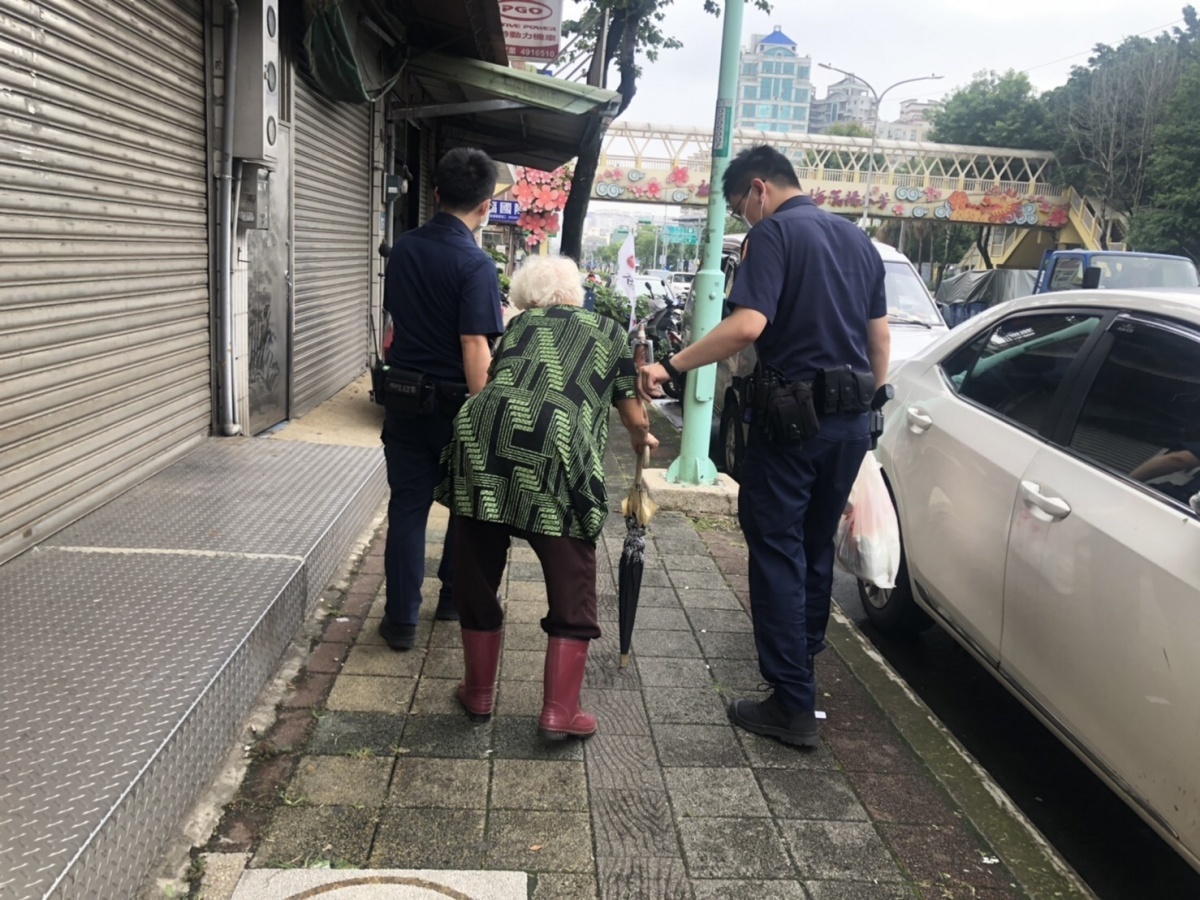 老婦疑因未吃早餐,導致血糖下降感到頭暈不適,所幸員警即時幫忙,這才結束一場虛驚。