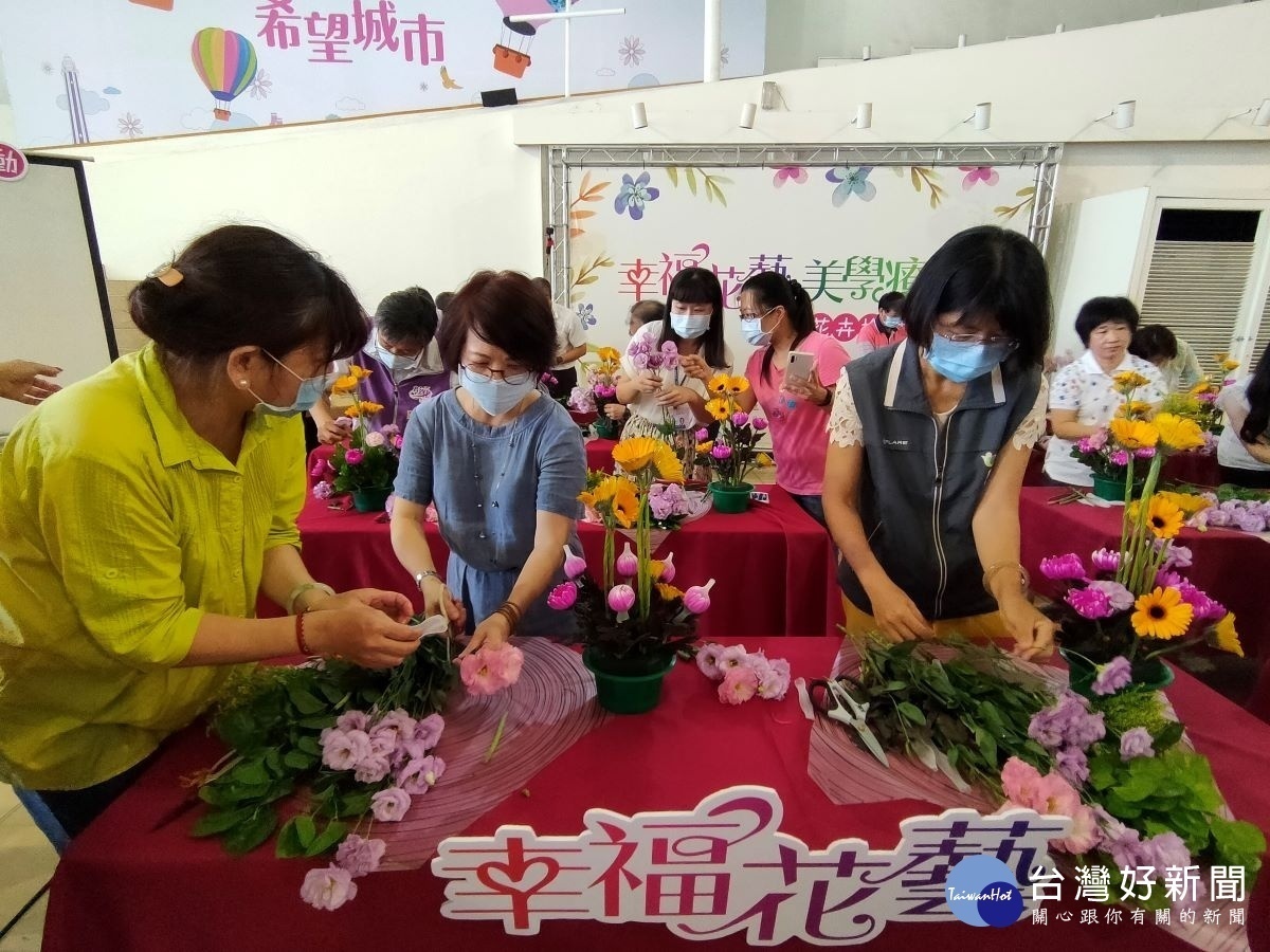 農委會農糧分署長楊宏瑛、臺中區農業改良場長李紅曦共同參與彰化縣花卉推廣活動。圖/記者鄧富珍攝