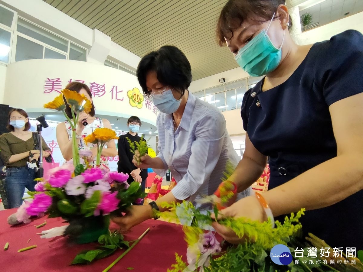 縣長王惠美與專業花藝老師親自示範校園花藝推廣利用。圖／記者鄧富珍攝