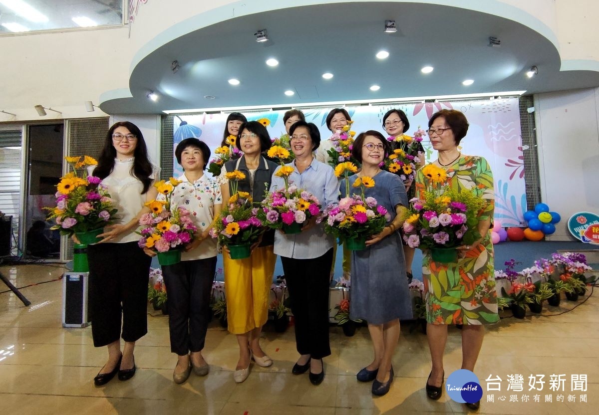 縣長王惠美與專業花藝老師親自示範校園花藝推廣利用,與會來賓的的花藝成果。圖/記者鄧富珍攝