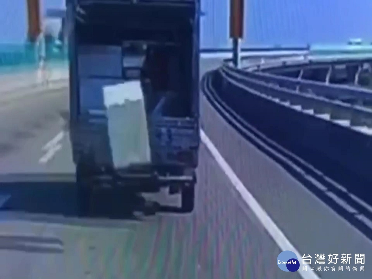 地表最強「吸引力」 保麗龍從貨車掉落竟翻滾彈回車內
