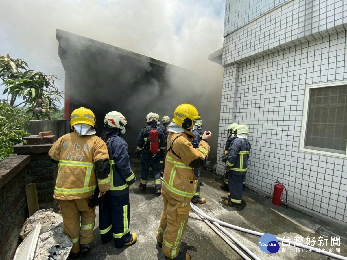 社頭鄉織襪原料廠發生大火 疑農民放沖天炮驅趕小鳥衝進造成