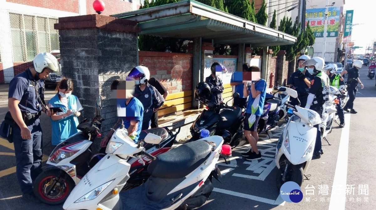 大園警強力取締改裝車,2小時內即攔查30多輛汽,經環保局檢測後開罰並責令改正及複驗。