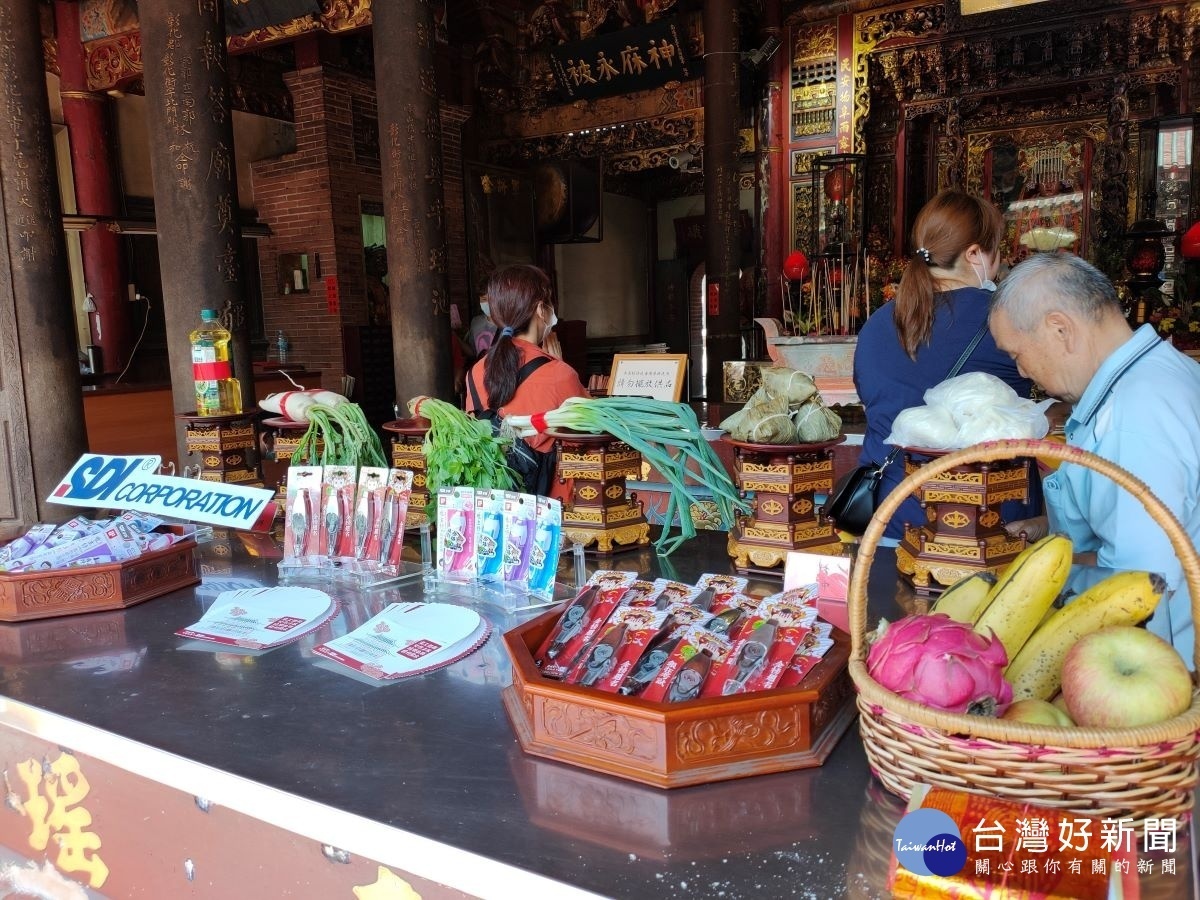 南瑤宮推出文創祈福修正帶,祝福考生金榜題名。圖/記者鄧富珍攝
