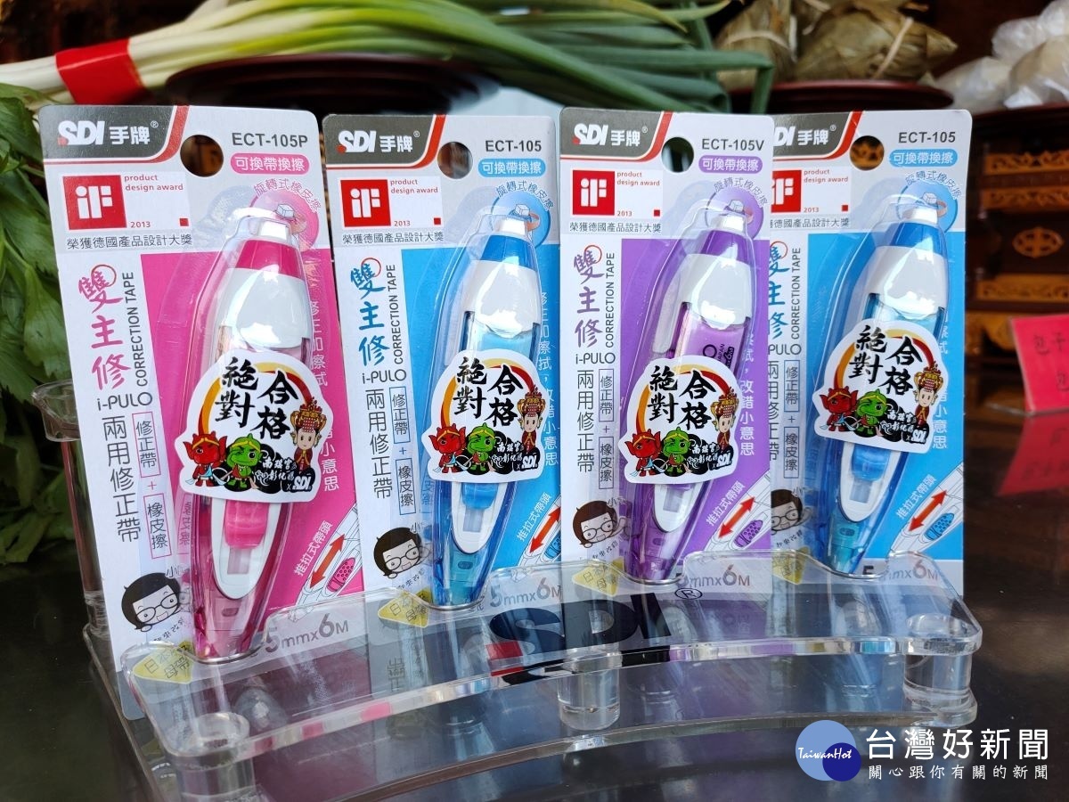 南瑤宮推出文創祈福修正帶,祝福考生金榜題名。圖/記者鄧富珍攝