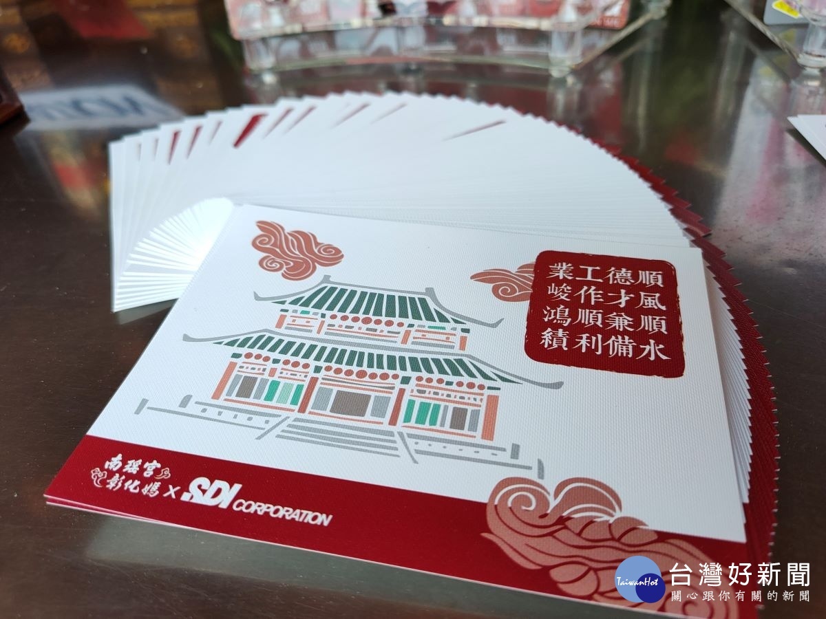 南瑤宮推出文創祈福修正帶、祈福卡,祝福考生金榜題名。圖/記者鄧富珍攝