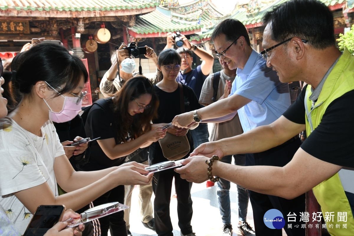 彰化市長林世賢(右一)贈送媽祖造型祈福修正帶給考生，希望媽祖保佑，讓莘莘學子求取好功名。