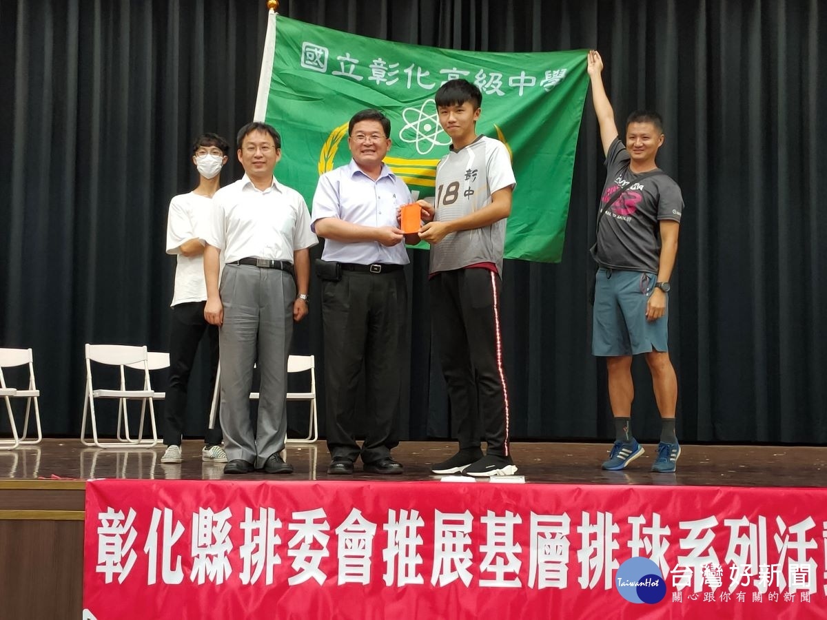 彰化彰化高中進入全國決賽,邱建富頒贈加菜金以資鼓勵。圖/記者鄧富珍攝