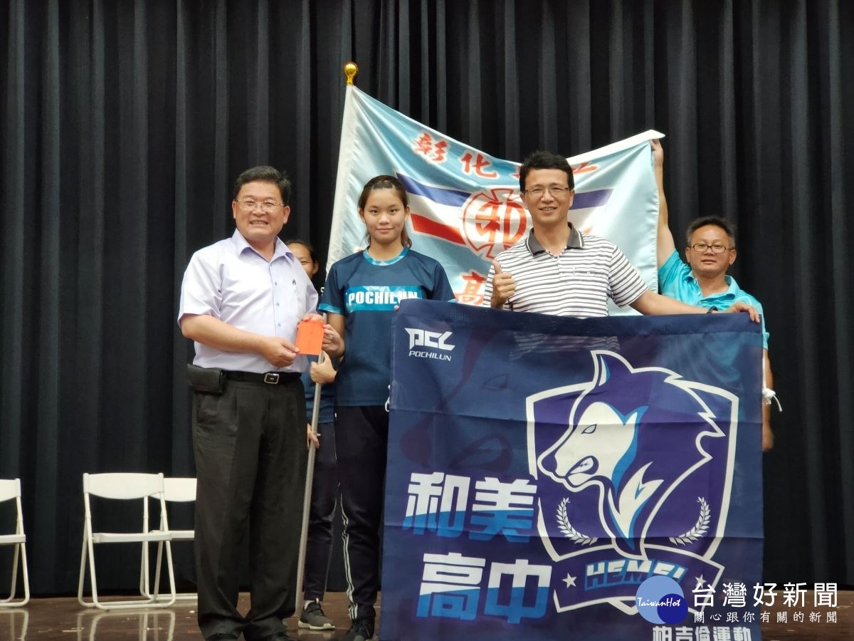 彰化和美高中進入全國決賽,邱建富頒贈加菜金以資鼓勵。圖/記者鄧富珍攝