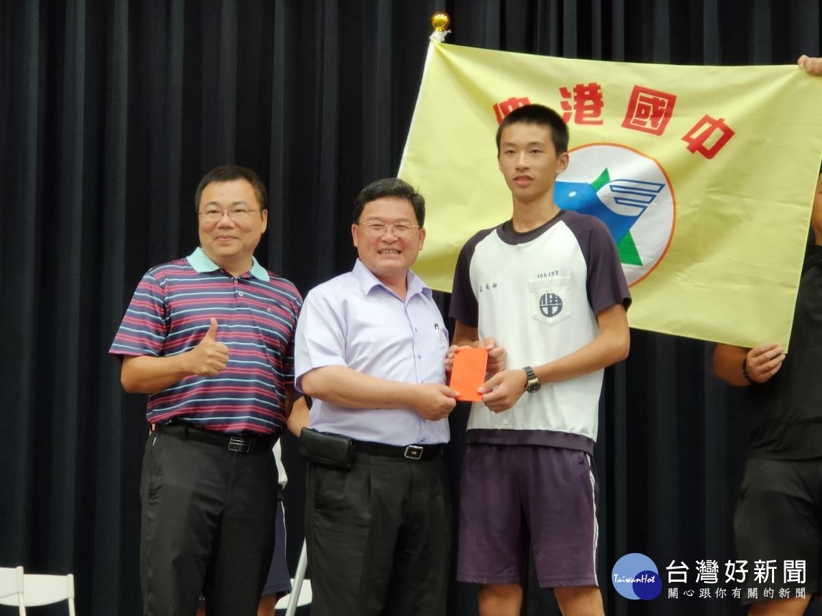 彰化鹿港國中進入全國決賽,邱建富頒贈加菜金以資鼓勵。圖/記者鄧富珍攝