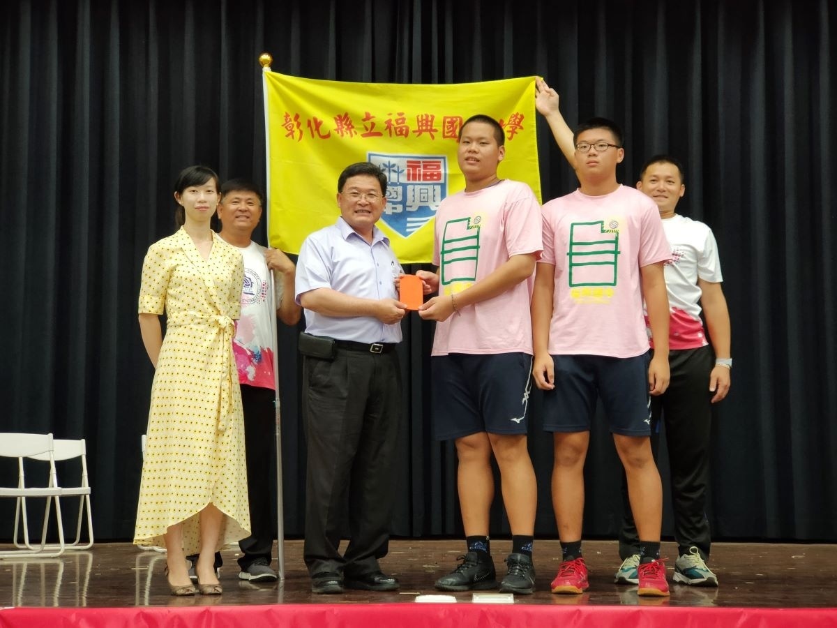 彰化福興國中進入全國決賽,邱建富頒贈加菜金以資鼓勵。圖/記者鄧富珍攝