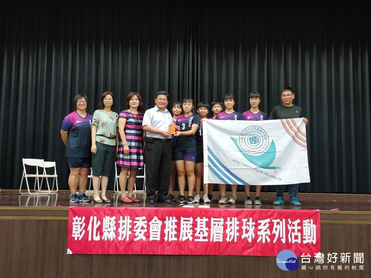 彰化彰化女中進入全國決賽,邱建富頒贈加菜金以資鼓勵。圖/記者鄧富珍攝