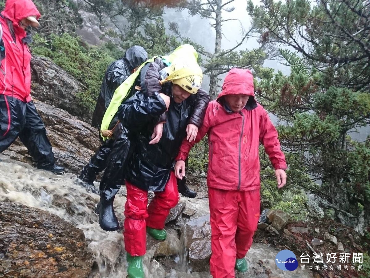 惡劣天候下將遭雷擊的山友揹負下山（圖片/玉管處提供）