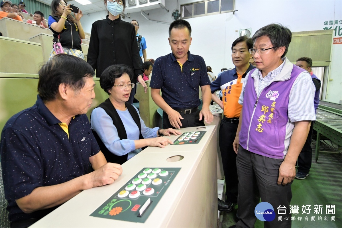 縣長王惠美參觀花卉批發中心,親自操作出價機具。圖/彰化縣政府提供