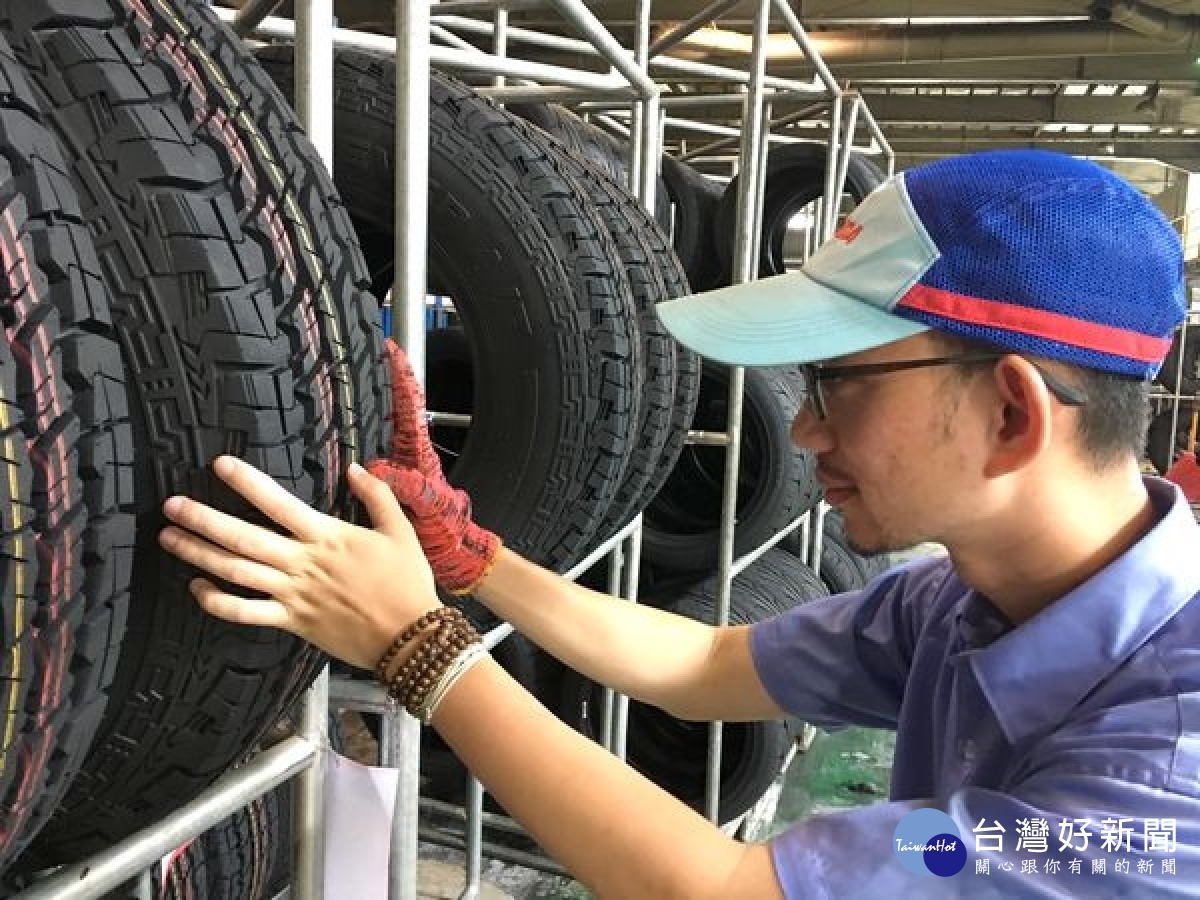 偏鄉青年林士凱在虎尾就業中心就服員協助下,運用跨域就業津貼進到離鄉30公里的公司,從事與本身興趣相符的工作,亦鼓勵青年朋友勇敢追夢。