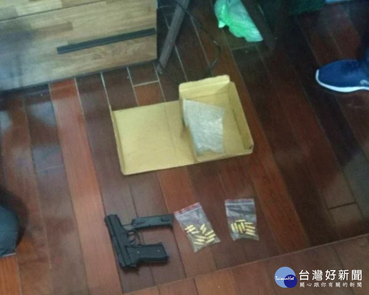 雲林警方偵破兄弟檔涉嫌販賣毒品並擁槍自重,於住處起獲第一、二級毒品及改造手槍7枝、90子彈78顆、霰彈48顆、滑套1個、彈匣8個等證物。