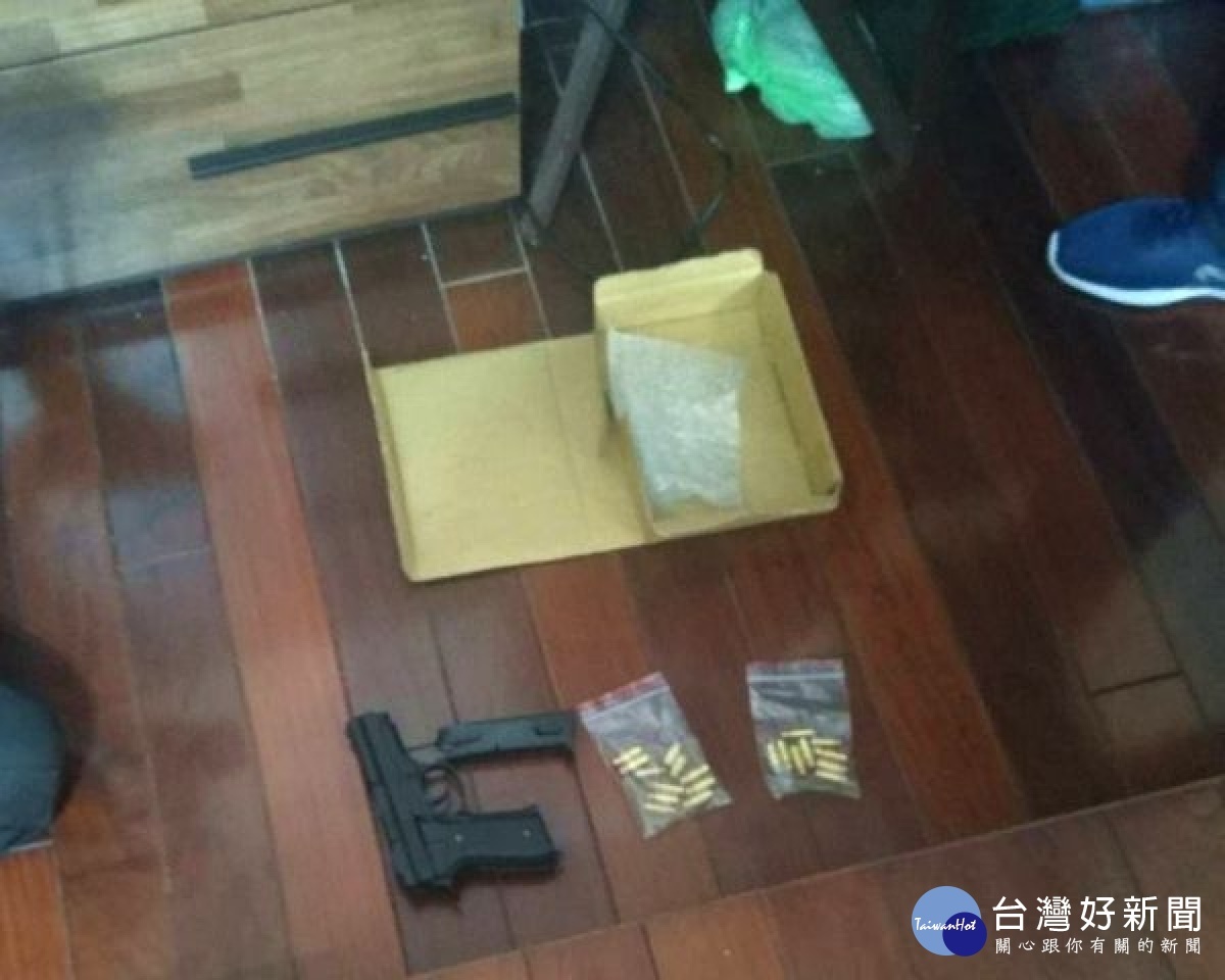 雲林警方偵破兄弟檔涉嫌販賣毒品並擁槍自重，於住處起獲第一、二級毒品及改造手槍7枝、90子彈78顆、霰彈48顆、滑套1個、彈匣8個等證物。