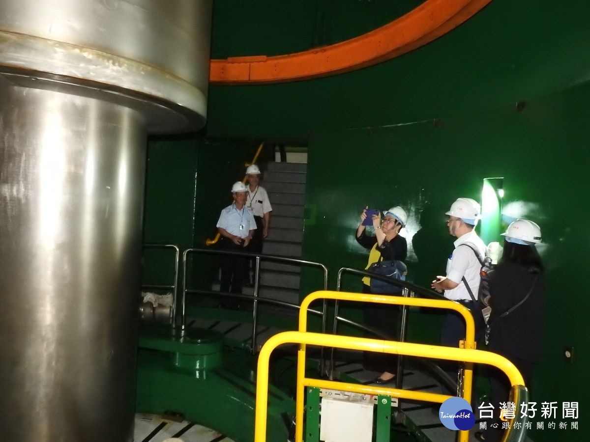 陳小紅、方萬富兩監委除聽取簡報也實地參觀位處地下廠房的水力渦輪發電機組。