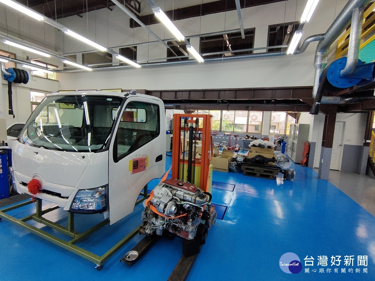 .HINO700 35噸的大型拖車頭及HINO300 7.5噸的卡車英姿04.國瑞汽車公司設想周到除了贈整車也贈送價值六十多萬元維修重要零組件。圖／記者鄧富珍攝