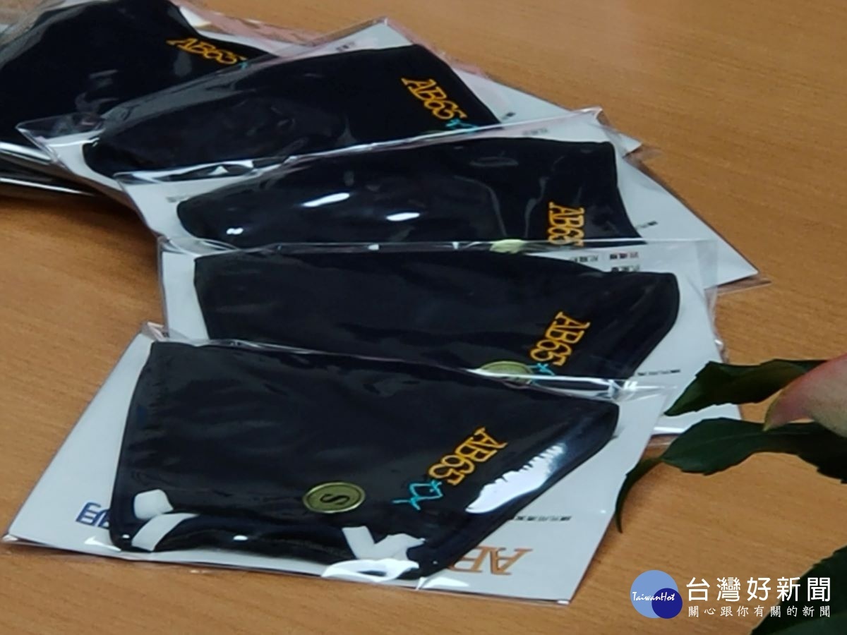 元祥金屬生產捐贈的AB65同纖維抗菌口罩。圖/記者鄧富珍攝