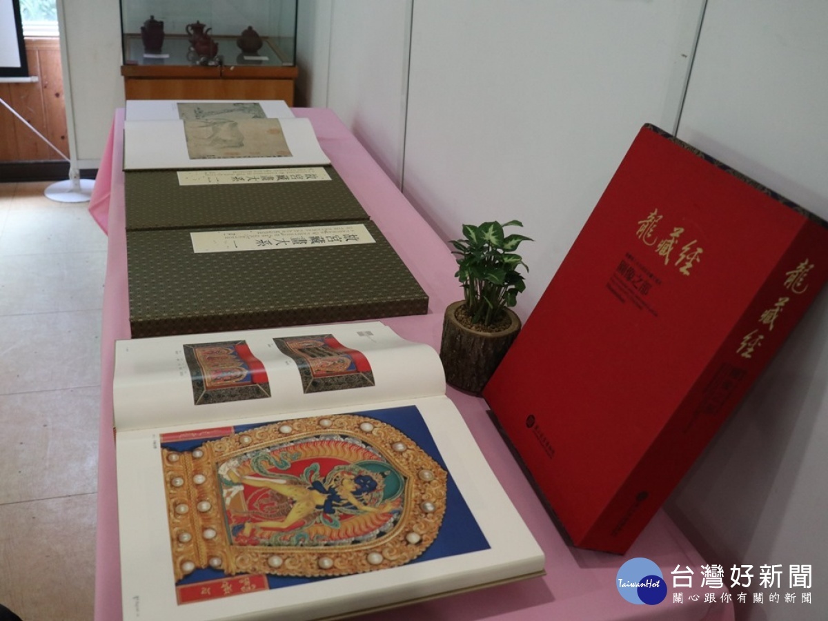 朝陽科技大學陳茂祥老師介紹「朝陽湧旺文創基地」成立活動中,特別展出張大千大師真跡書法作品。(圖/記者林重鎣攝)