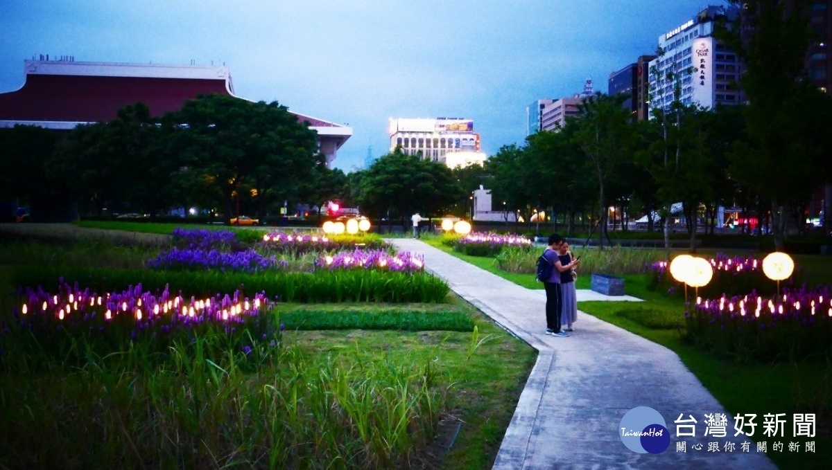 夜晚造型燈光吸引民眾駐足拍照（圖／台北市公園處提供）
