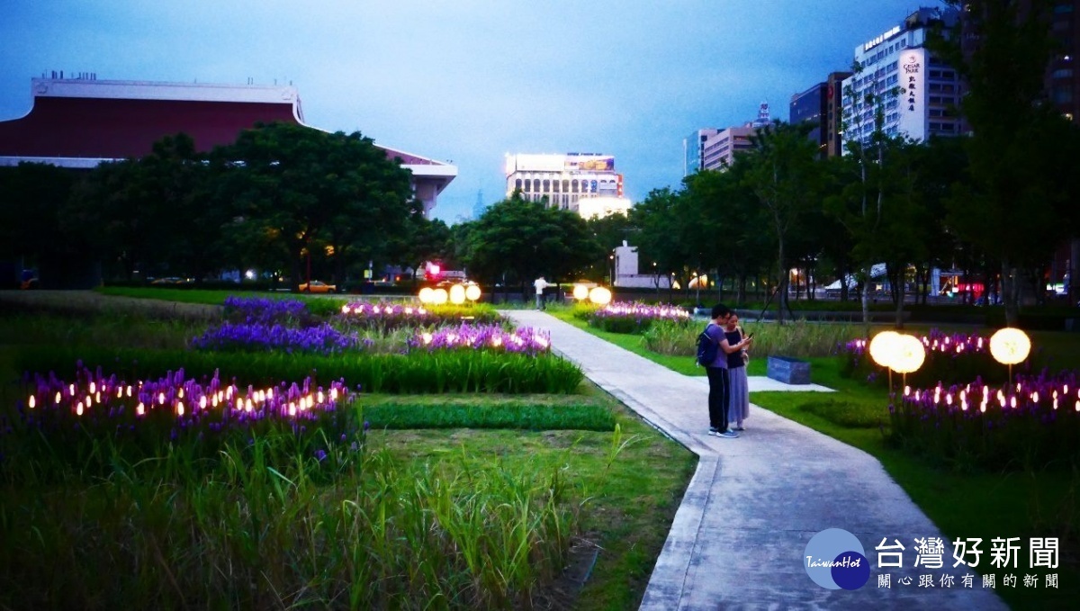 夜晚造型燈光吸引民眾駐足拍照(圖/台北市公園處提供)