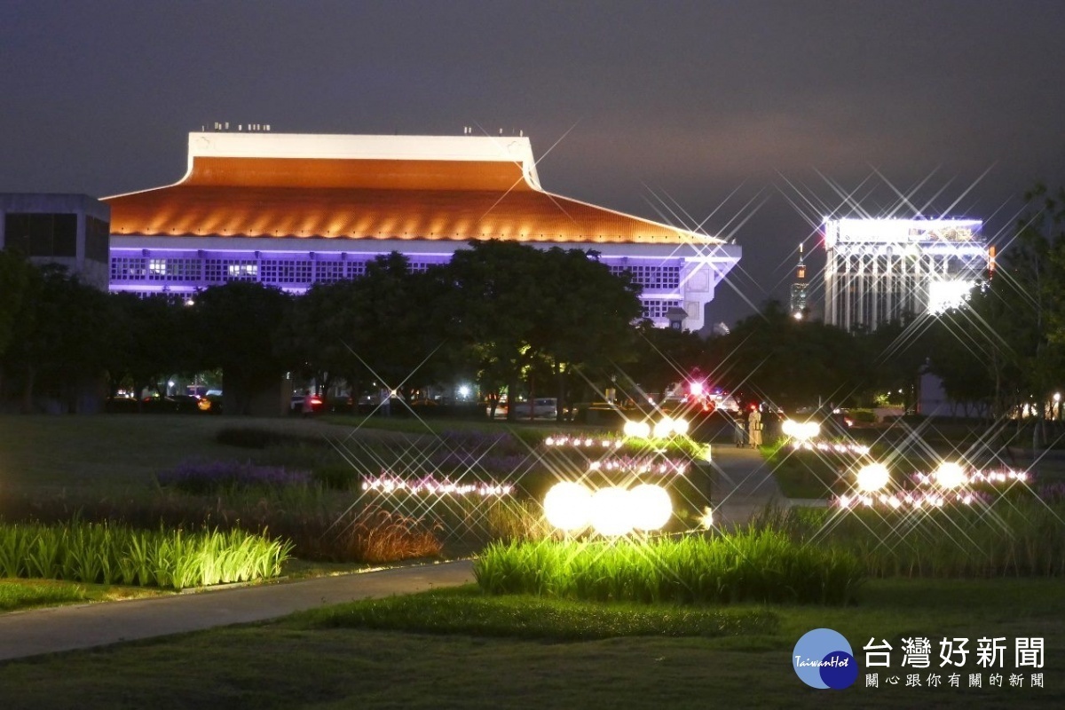 閃耀的燈光妝點夜晚的廣場(圖/台北市公園處提供)
