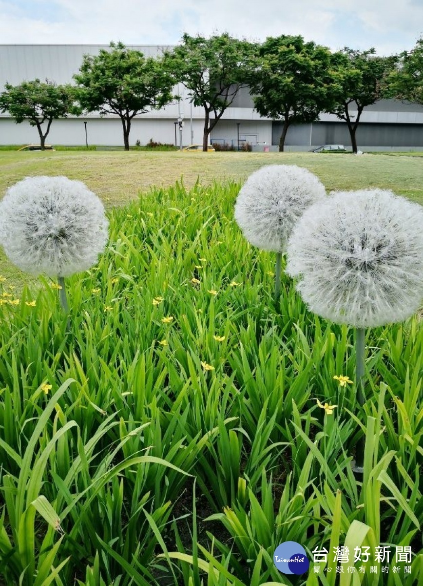 黃扇鳶尾與蒲公英造型燈（圖／台北市公園處提供）