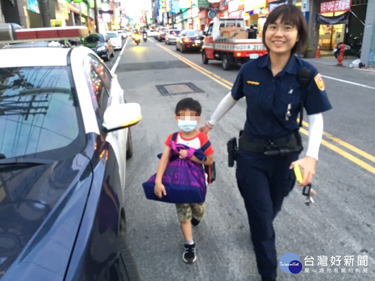 男童放學迷途,熱心女警助返家。