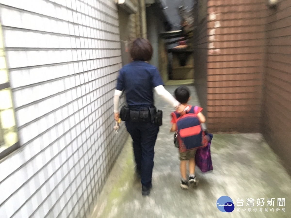 男童放學迷途,熱心女警助返家。