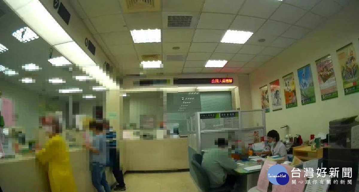 男險遭網友詐財,警感性勸說攔阻。